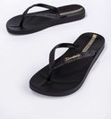 Twee zwarte Ipanema slippers, de onderste heeft glitterbandjes.
