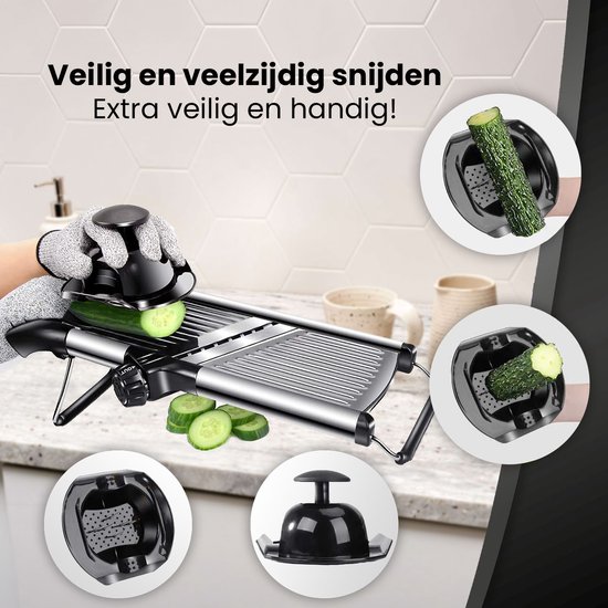 Mandoline snijder met handbeschermer en plakjes komkommer. Inzetstukken voor verschillende snijtechnieken.
