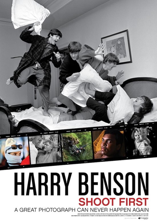 Poster van Harry Benson: Shoot First. Vier mannen, mogelijk The Beatles, op een bed met kussens. Onderaan een filmstrip met foto's.