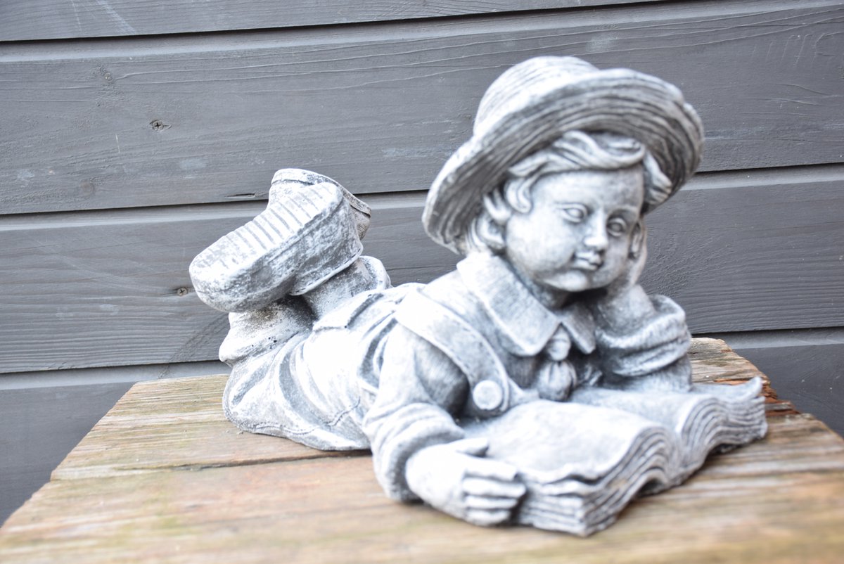 Jongen met boek Betonnen tuinbeeld