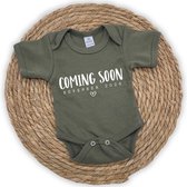 Aankondiging zwangerschap rompertje 'Coming soon - November 2024' - Groen - Romper - 2023 - Zwanger - Pregnancy announcement - Baby aankondiging