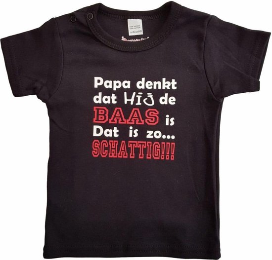 Zwart baby t-shirt met "Papa denkt dat hij de baas is. Dat is zo... Schattig!!!" - maat 68 - vader, vaderdag, babyshower, zwanger, cadeautje, kraamcadeau, grappig, geschenk, baby, tekst, bodieke