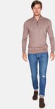 Man met casual opstaande kraag trui met halve rits in deep taupe, met jeans.