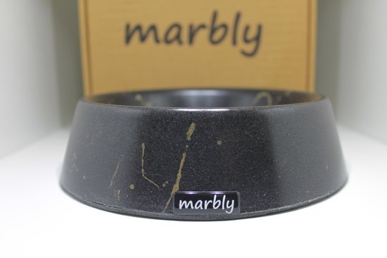 Zwarte marmeren voerbak met gouden spetters en Marbly logo.