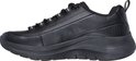 Zij-aanzicht van een zwarte sneaker met veters en een dikke, zwarte zool.