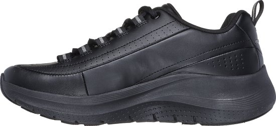 Zij-aanzicht van een zwarte sneaker met veters en een dikke, zwarte zool.