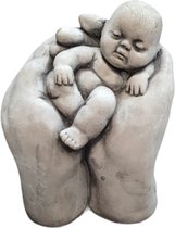 Tuinbeeld Baby in twee handen grijs L15xB13,5xH19cm