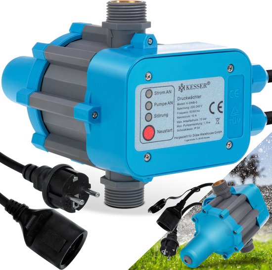 Blauwe Kesser drukschakelaar met stekkers en accessoires, met sproeiende tuin op achtergrond.