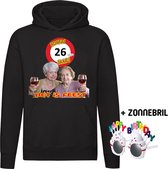 Hoera 26 jaar! Het is feest Hoodie + Happy birthday bril - verjaardag - jarig - 26e verjaardag - oma - wijn - grappig - unisex - trui - sweater - capuchon