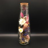 Droogbloemen in een fles met kurk | Droogbloemen in glas | decoratie | vaas | droogbloemen in fles | boeket | bloemstuk | bloemen in glas | fleurig | fles met kurk | cadeau | woondecoratie | interieur | vintage