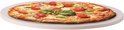 Pizza met cherrytomaatjes, basilicum en kaas op een beige pizzasteen.