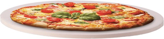 Pizza met cherrytomaatjes, basilicum en kaas op een beige pizzasteen.