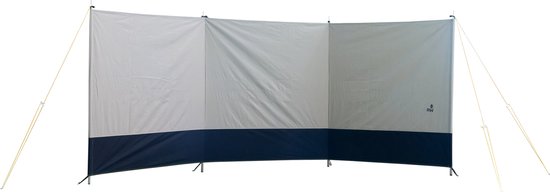 Wit en donkerblauw windscherm van textiel, gespannen met touwen.
