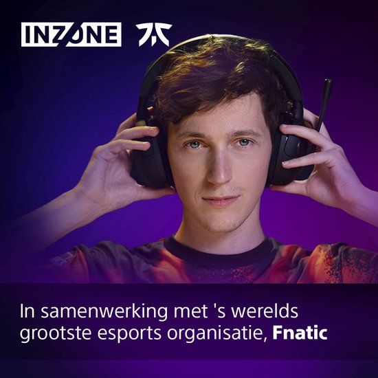 Portret van een gamer met zwarte Sony INZONE H5 headset, in samenwerking met Fnatic.
