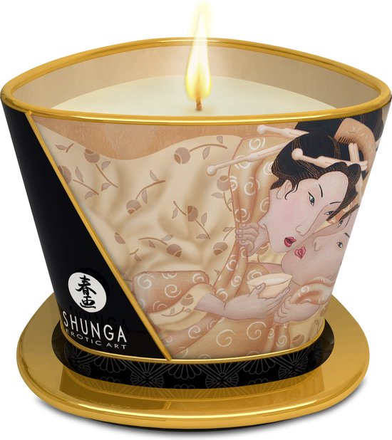 Brandende massagekaars met Shunga kunstprint van twee minnaars op een gouden schoteltje, met de tekst 'DESIRE Vanilla Fetish Vanilla Incense'.