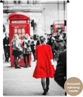 Wandkleed Rood zwart wit - Zwart-wit foto van een vrouw die met een rode jas in de straten van Londen loopt Wandkleed katoen 90x135 cm - Wandtapijt met foto
