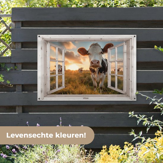 Tuinposter 120x80 cm - Tuindecoratie Koe - Doorkijk - Weiland - Dieren portret - Natuur - Koeien - Wit raam - Poster voor in de tuin - Buiten decoratie - Schutting tuinschilderij - Tuindoek muurdecoratie - Wanddecoratie balkondoek