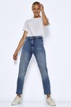 Model in een blauwe stonewashed jeans met rechte pijpen tot op de enkel.