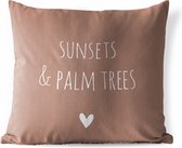 Buitenkussen Weerbestendig - Engelse quote "Sunset & palm trees" met een hartje tegen een bruine achtergrond - 50x50 cm
