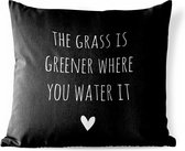 Tuinkussen - Engelse quote "The grass is greener where you water it" met een hartje tegen een zwarte achtergrond - 40x40 cm - Weerbestendig