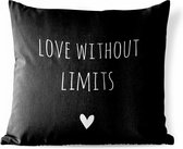 Sierkussen Buiten - Engelse quote "Love without limits" met een hartje op een zwarte achtergrond - 60x60 cm - Weerbestendig