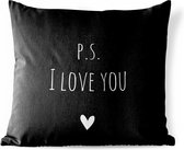 Sierkussen Buiten - Engelse quote "P.S. i love you" met een hartje tegen een zwarte achtergrond - 60x60 cm - Weerbestendig