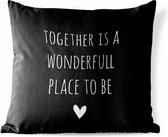 Sierkussen Buiten - Engelse quote "Together is a wonderful place to be" met een hartje op een zwarte achtergrond - 60x60 cm - Weerbestendig