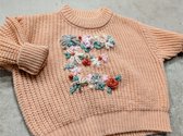 Baby trui geborduurde bloemen letter E maat 3-6 mnd voor andere letter graag contact opnemen met ons