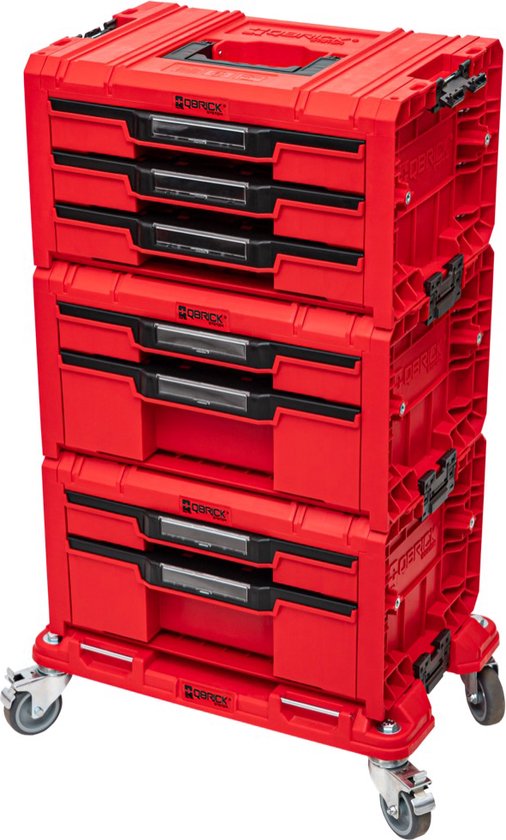 Stapel van rode Qbrick System PRO gereedschapskisten op wielen, met vier laden en rode handgrepen.
