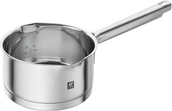 Roestvrijstalen steelpan met maatverdeling aan de binnenkant.