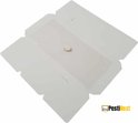 Een open, witte kartonnen insectenval, platliggend, met een kleine witte pil in het midden.