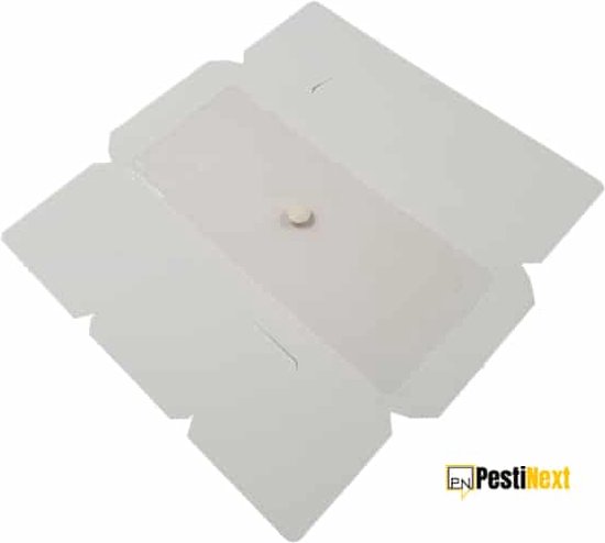 Een open, witte kartonnen insectenval, platliggend, met een kleine witte pil in het midden.