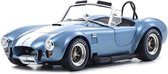 Het 1:18 Diecast-model van de Ford Shelby Cobra 427 S/C Spider uit 1962 in lichtblauw. De fabrikant van het schaalmodel is Kyosho. Dit model is alleen online verkrijgbaar