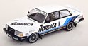 Witte Volvo 240 Turbo raceauto met "NORDICA 1" logo, blauwe en zwarte racestrepen, "VOLVO" op de voorruit.