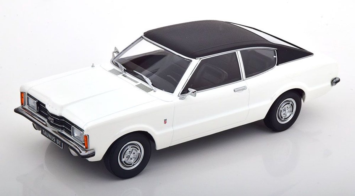 Het 1:18 gegoten model van de Ford Taunus GT Coupé uit 1971 in wit met zwart dak. De fabrikant van het schaalmodel is KK Models. Dit model is alleen online verkrijgbaar