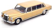 Het 1:18 Diecast-model van de Mercedes-Benz 600 LWB W100 Pullman uit 1964 in goud metallic. De fabrikant van het schaalmodel is KK Scale. Dit model is alleen online verkrijgbaar