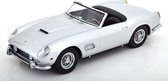 De 1:18 Diecast Modelauto van de Ferrari 250 GT California Spyder met afneembare hardtop uit 1960 in Zilver. De fabrikant van het schaalmodel is KK Scale. Dit model is alleen online verkrijgbaar.