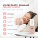 Vrouw houdt baby op schoot met roze flesverwarmer. Iconen tonen: accu, snelladen, batterijpercentage, USB-C, 4 temp. en 13200mAh.