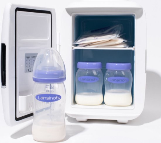 Lansinoh bewaarflessen en een babyfles in een witte minikoelkast.