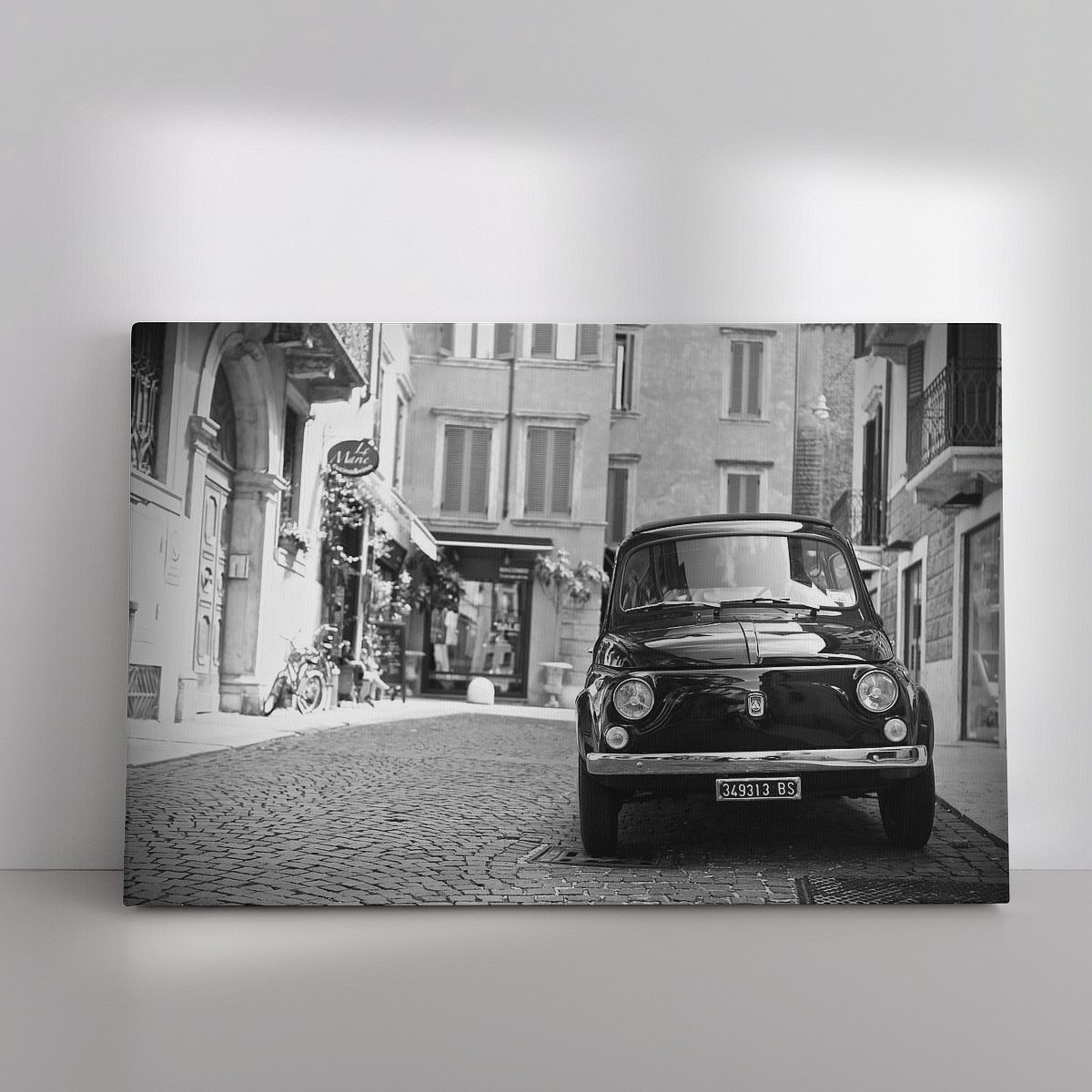 Canvas schilderij 40 x 30 cm - Foto Fiat 500 oldtimer in Italië zwart wit - Canvas doeken - Muurdecoratie woonkamer - wanddecoratie slaapkamer - Wanddoek interieur- Vintage canvas - fotolijsten