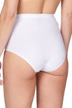 Achterkant van een witte hoge taille slip op een model.