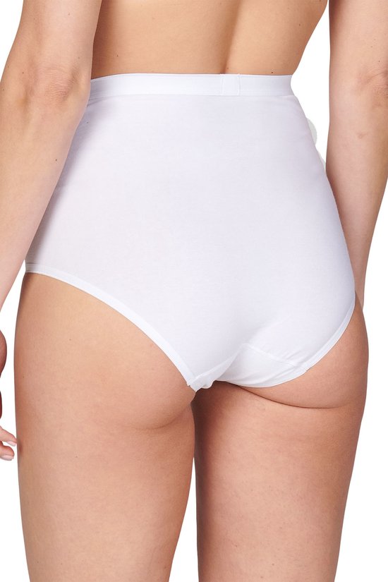 Achterkant van een witte hoge taille slip op een model.