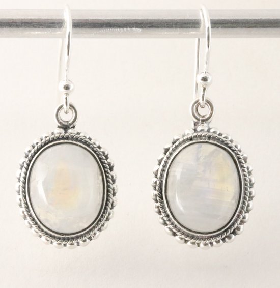 Bewerkte ovale zilveren oorbellen met regenboog maansteen