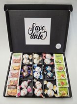 Chocolade Ballen - Thee Proeverij Pakket Groot | Mystery Card 'Save the Date' met persoonlijke (video)boodschap | Chocolade-Theepakket | Feestdagen box | Chocolade cadeau | Valentijnsdag | Verjaardag | Moederdag | Vaderdag