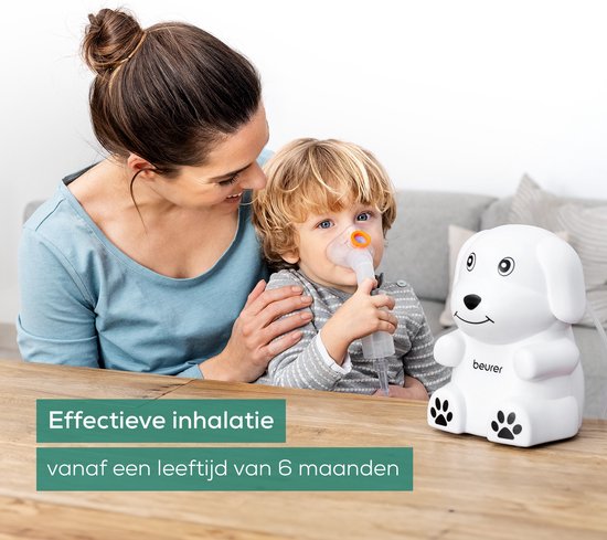 Moeder en kind, die lachend toekijken terwijl het kind een inhalator gebruikt. Tekst: "Effectieve inhalatie vanaf een leeftijd van 6 maanden".