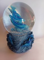 Boule à neige XXL Dauphins Ø10cm 14cmH sur un socle artistiquement travaillé