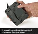 Hand toont geïntegreerde ophangogen op de achterkant van Einhell oplader.