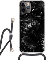 Hoesje met koord Geschikt voor iPhone 12 Pro Max - Close-up octopus op zwarte achtergrond in zwart-wit - Siliconen - Crossbody - Backcover met Koord - Telefoonhoesje met koord - Hoesje met touw