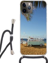 Hoesje met koord Geschikt voor iPhone 13 Pro - Strand - Bus - Surf - Siliconen - Crossbody - Backcover met Koord - Telefoonhoesje met koord - Hoesje met touw