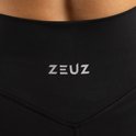 Close-up van het zwarte ZEUS-logo op een sportbroek.